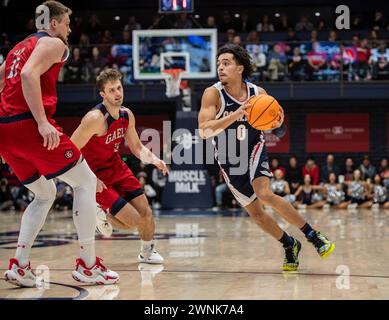 2. März 2024 Moraga, CA U.S.A. Gonzaga-Garant Ryan Nembhard (0) geht während des NCAA Men's Basketball Spiels zwischen Gonzaga Bulldogs und den Saint Mary's Gaels zum Basketball. Gonzaga schlug Saint Mary's 70-57 im University Credit Union Pavilion Moraga Calif Thurman James/CSM Stockfoto