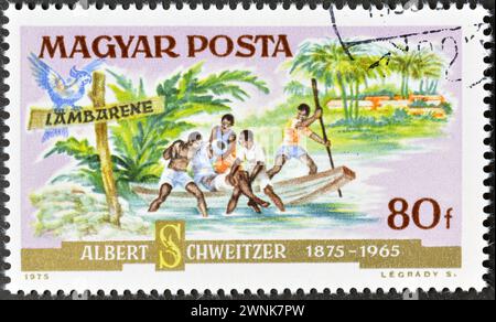 Gestempelte Briefmarke, gedruckt von Ungarn, auf der der Patient mit dem Boot ankommt, Hundertjahrfeier von Dr. Albert Schweitzer (1875-1965), um 1975. Stockfoto