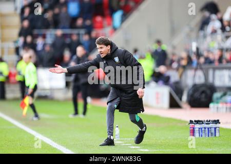 Rotherham, Großbritannien. März 2024. Sheffield Wednesday Manager Danny Rohl Gesten während des Spiels Rotherham United FC gegen Sheffield Wednesday FC SKY Bet EFL Championship im Aesseal New York Stadium, Rotherham, England, Großbritannien am 2. März 2024 Credit: Every Second Media/Alamy Live News Stockfoto