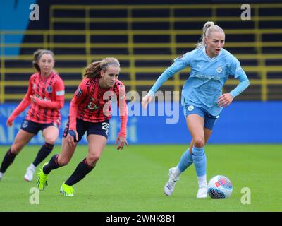 Manchester, Großbritannien. März 2024. Manchester Citys Alex Greenwood (5) versucht, Evertons Stürmer während des Spiels zwischen Manchester City und Everton für die Barclays Womens Super League im Joie Stadium in Manchester, England (Jayde Chamberlain/ SPP) zu verlieren. /Alamy Live News Stockfoto