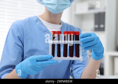 Labortests. Arzt mit Blutproben in Röhrchen im Krankenhaus, Nahaufnahme Stockfoto