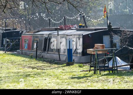 Windsor, Berkshire, Großbritannien. März 2024. Binnenschiffe auf der Themse. Nach einem nebeligen Start in den Morgen verschwanden der Nebel und Nebel schnell und hinterließen einen schönen hellen und sonnigen Morgen in Windsor, Berkshire. Quelle: Maureen McLean/Alamy Live News Stockfoto