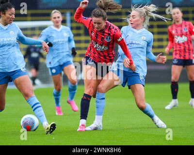 Manchester, Großbritannien. März 2024. Heather Payne für Everton wurde von Manchester Citys Alex Greenwood während des Spiels zwischen Manchester City und Everton für die Barclays Womens Super League im Joie Stadium in Manchester, England (Jayde Chamberlain/ SPP) angegriffen. /Alamy Live News Stockfoto