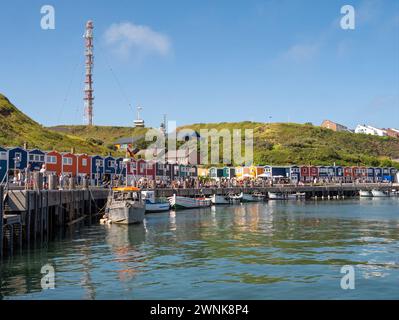 Promenade mit hölzernen Hummerhütten am Hafen von Helgoland, Insel in der Deutschen Bucht, Nordsee, Deutschland Stockfoto