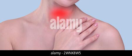 Endokrines System. Frau mit Schmerzen in der Schilddrüse auf hellblauem Hintergrund, Nahaufnahme. Bannerdesign Stockfoto