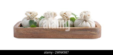 Tablett mit ungekochten Khinkali (Knödel) und Petersilie isoliert auf weiß. Georgische Küche Stockfoto