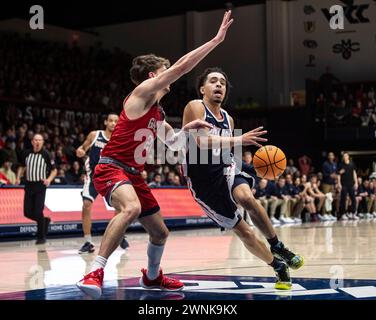 März 2024 Moraga, CA U.S.A. Gonzaga-Wachmann Ryan Nembhard (0) fährt während des NCAA Men's Basketball Spiels zwischen Gonzaga Bulldogs und Saint Mary's Gaels zum Basketball. Gonzaga schlug Saint Mary's 70-57 im University Credit Union Pavilion Moraga Calif Thurman James/CSM Stockfoto