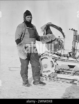 Vintage Antarktis Foto um 1911. Porträt von William Lashly, der neben einem Motorschlitten von Wolseley steht Stockfoto