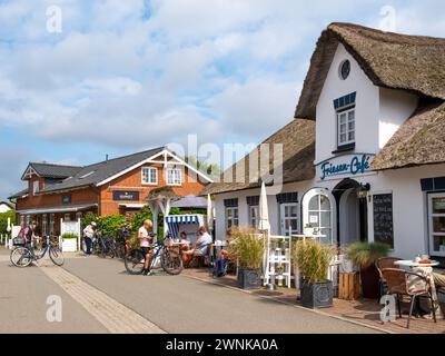 Straße mit Cafés im Freien in der Altstadt von Nebel, Insel Amrum, Nordfriesland, Schleswig-Holstein, Deutschland Stockfoto