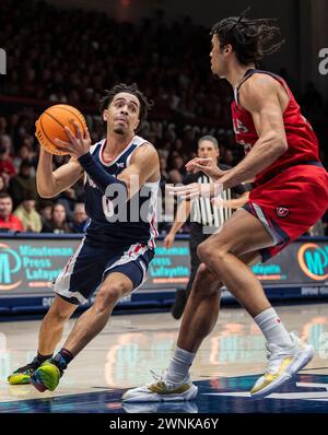 März 2024 Moraga, CA U.S.A. Gonzaga-Wachmann Ryan Nembhard (0) fährt während des NCAA Men's Basketball Spiels zwischen Gonzaga Bulldogs und Saint Mary's Gaels zum Basketball. Gonzaga schlug Saint Mary's 70-57 im University Credit Union Pavilion Moraga Calif Thurman James/CSM Stockfoto