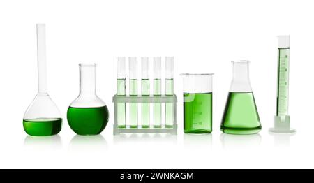 Laborglas mit grüner Flüssigkeit, isoliert auf weiß Stockfoto
