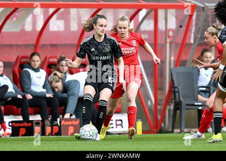 ENSCHEDE - (l-r) Bente Jansen von Ajax, Leonie Vliek vom FC Twente während des niederländischen Azerion Frauen-Eredivisie-Spiels zwischen dem FC Twente und Ajax im Stadion de Grolsch Veste am 3. März 2024 in Enschede, Niederlande. ANP GERRIT VAN KÖLN Stockfoto