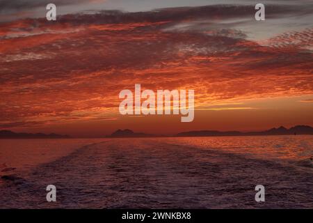 Die Cies-Inseln in Galicien, Spanien, vom Boot aus gesehen, das in der Abenddämmerung nach Vigo zurückkehrt Stockfoto