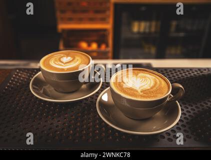 Zwei Tassen Kaffee auf dem Tisch, Latte Art Stockfoto