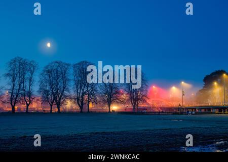 Evesham Kronenwiese und Abteibrücke im Nebel bei Sonnenaufgang. Evesham, Wychavon, Worchestershire, England Stockfoto