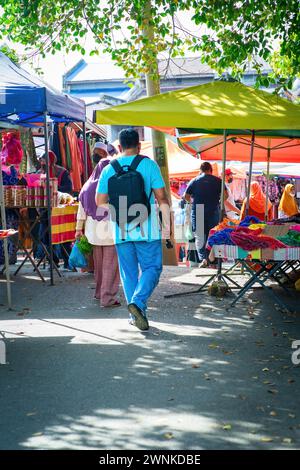 PERAK, MALAYSIA - 18. Oktober 2022: Ein Mann auf dem Morgenmarkt in Karai, Kuala Kangsar. Aus biehindiger Sicht. Stockfoto