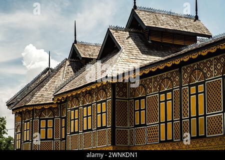 PERAK, MALAYSIA - 18. Oktober 2022: Der Palast des Königlichen Museums in der königlichen Stadt Kuala Kangsar, eine traditionelle malaiische Architektur. Stockfoto