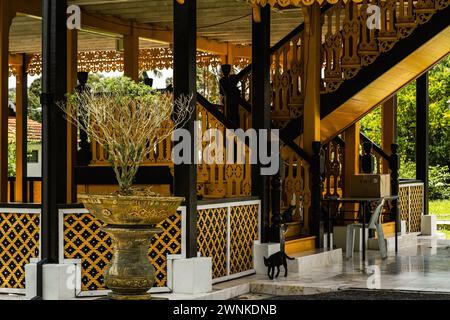 PERAK, MALAYSIA - 18. Oktober 2022: Der Königliche Museumspalast in der Königsstadt Kuala Kangsar ist eine traditionelle malaysische Architektur. Stockfoto