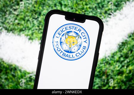 Polen. Februar 2024. In dieser Fotoabbildung wird ein Logo des Fußballclubs Leicester City auf einem Smartphone angezeigt. Quelle: SOPA Images Limited/Alamy Live News Stockfoto