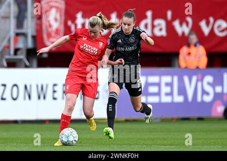 ENSCHEDE - (l-r) Leonie Vliek vom FC Twente, Bente Jansen von Ajax während des niederländischen Azerion Frauen-Eredivisie-Spiels zwischen dem FC Twente und Ajax im Stadion de Grolsch Veste am 3. März 2024 in Enschede, Niederlande. ANP GERRIT VAN KÖLN Stockfoto