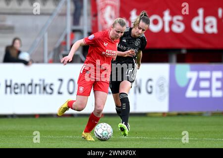 ENSCHEDE - (l-r) Leonie Vliek vom FC Twente, Bente Jansen von Ajax während des niederländischen Azerion Frauen-Eredivisie-Spiels zwischen dem FC Twente und Ajax im Stadion de Grolsch Veste am 3. März 2024 in Enschede, Niederlande. ANP GERRIT VAN KÖLN Stockfoto