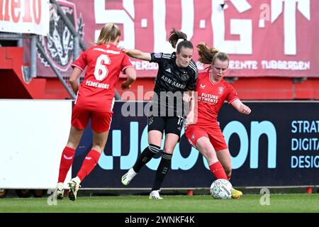 Ella Peddemors vom FC Twente, Bente Jansen von Ajax, Leonie Vliek vom FC Twente beim Eredivisie-Spiel der niederländischen Azerion-Frauen zwischen dem FC Twente und Ajax im Stadion de Grolsch Veste am 3. März 2024 in Enschede, Niederlande. ANP GERRIT VAN KÖLN Stockfoto