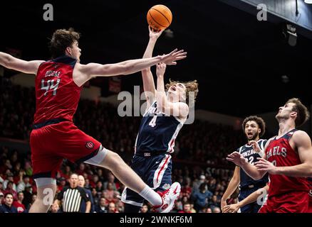 2. März 2024 Moraga, CA U.S.A. Gonzaga-Wachmann Dusty Stromer (4) geht in den Korb während des NCAA Men's Basketball Spiels zwischen Gonzaga Bulldogs und den Saint Mary's Gaels. Gonzaga schlug Saint Mary's 70-57 im University Credit Union Pavilion Moraga Calif Thurman James/CSM Stockfoto