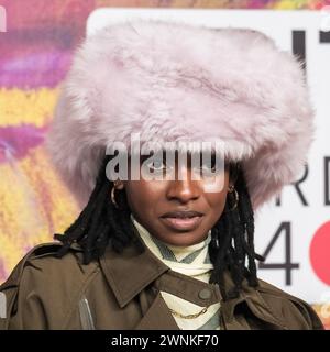 London, Großbritannien. Simbiatu „Simbi“ Abisola Abiola Ajikawo, besser bekannt unter ihrem Künstlernamen Little Simz, fotografierte am 2. März 2024 bei den BRITS Awards in der O2 Arena. Bild von Julie Edwards/Alamy Live News Stockfoto