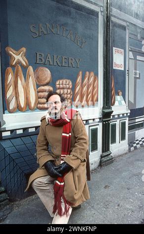 Der Trompe-L'Oiel-Künstler Richard Haas vor einer seiner Kreationen. Er replizierte 1977 die berühmte Bäckerei A Storefront in South Village, Soho, New York City. Stockfoto
