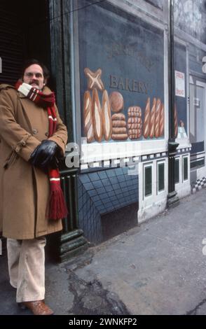 Der Trompe-L’Oiel-Künstler Richard Haas steht vor einer seiner Werke. Er replizierte 1977 die berühmte Bäckerei A Storefront in South Village, Soho, New York City. Stockfoto