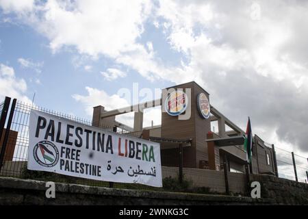 Viterbo, Italien. März 2024. Bewegungen und Aktivisten protestieren in ganz Italien gegen den israelischen Angriff auf die palästinensische Bevölkerung, die sich um Lebensmittel schlange. Die Demonstrationen konzentrieren sich auf Unternehmen, die Waffen exportieren und den Krieg finanzieren. Burger King wurde getroffen und musste schließen (Foto: Elisa Bianchini/Pacific Press) Credit: Pacific Press Media Production Corp./Alamy Live News Stockfoto