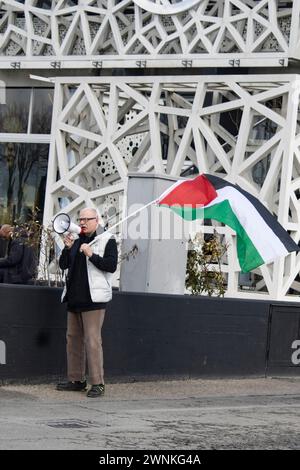 Viterbo, Italien. März 2024. Bewegungen und Aktivisten protestieren in ganz Italien gegen den israelischen Angriff auf die palästinensische Bevölkerung, die sich um Lebensmittel schlange. Die Demonstrationen konzentrieren sich auf Unternehmen, die Waffen exportieren und den Krieg finanzieren. Burger King wurde getroffen und musste schließen (Foto: Elisa Bianchini/Pacific Press) Credit: Pacific Press Media Production Corp./Alamy Live News Stockfoto