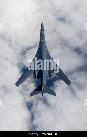 Ein B-1B Lancer Bomber aus der Edwards Air Force Base, Kalifornien, fliegt am 15. Februar 2024 über Südkalifornien Stockfoto