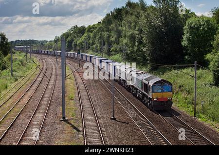 2 Lokomotiven der Baureihe 66 der Direct Rail Services befördern den Güterzug Daventry – Mossend Tesco Express auf der Westküstenhauptstrecke in Cumbria Stockfoto