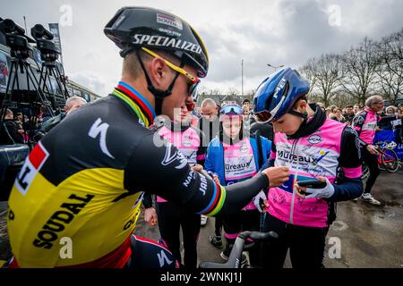 Les Mureaux, Frankreich. März 2024. Belgischer Remco Evenepoel of Soudal Quick-Step, aufgenommen während der ersten Etappe des 8-tägigen Radrennens Paris-Nizza, von und nach Les Mureaux (157 km), Sonntag, den 03. März 2024. BELGA FOTO JASPER JACOBS Credit: Belga News Agency/Alamy Live News Stockfoto