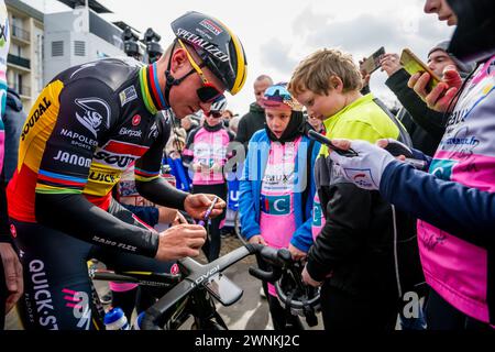 Les Mureaux, Frankreich. März 2024. Belgischer Remco Evenepoel of Soudal Quick-Step, aufgenommen während der ersten Etappe des 8-tägigen Radrennens Paris-Nizza, von und nach Les Mureaux (157 km), Sonntag, den 03. März 2024. BELGA FOTO JASPER JACOBS Credit: Belga News Agency/Alamy Live News Stockfoto