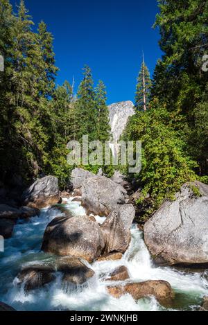 Wunderschöner Vernal Fall on the Mist Trail im Yosemite National Park, Kalifornien, USA. Stockfoto