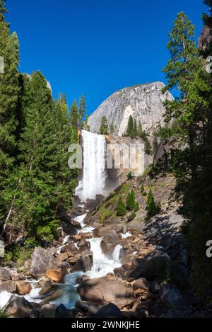 Wunderschöner Vernal Fall on the Mist Trail im Yosemite National Park, Kalifornien, USA. Stockfoto