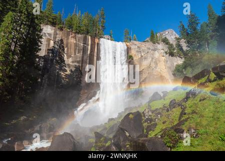 Wunderschöner Vernal Fall on the Mist Trail im Yosemite National Park, Kalifornien, USA. Stockfoto