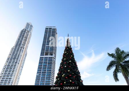 Der Weihnachtsbaum an der Küste von Panama City während der Weihnachtsparade, Panama City, Zentralamerika Stockfoto