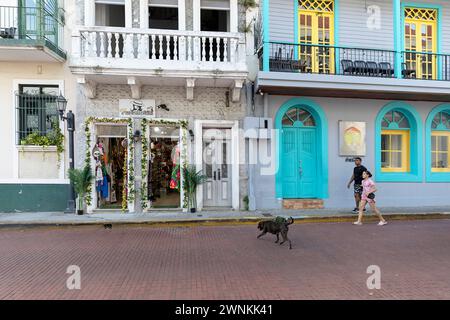 Interessante Straßen und wunderschöne farbenfrohe Kolonialgebäude in Casco Antiguo (Casco Viejo), Altstadt von panama Stadt, am heiligabend, Panama Stockfoto