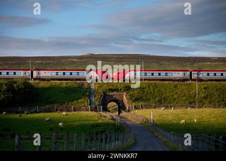 2 Virgin Trains Bombardier Class 221 Diesel Super voyager Trains passieren Shap Wells auf der elektrifizierten Westküste Hauptstrecke Stockfoto