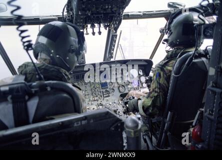 Erster Golfkrieg: 20. März 1991 der Blick in das Cockpit eines RAF Sea King Hubschraubers, der in der Nähe des Überbaus der HMS Dulverton im Persischen Golf schwebt. Stockfoto