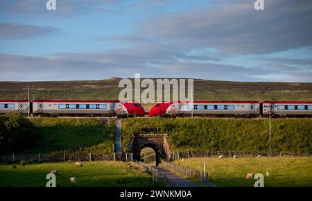 2 Virgin Trains Bombardier Class 221 Diesel Super voyager Trains passieren Shap Wells auf der elektrifizierten Westküste Hauptstrecke Stockfoto