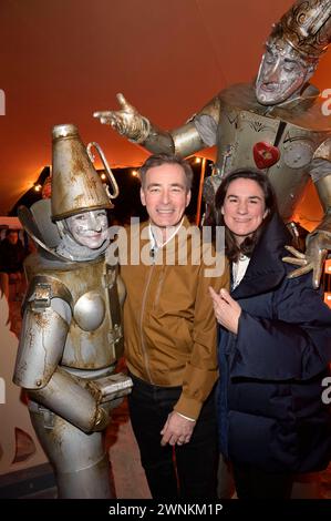 Claudia Jungesbluth, Jan Sosniok mit Ehefrau Nadine und Enrico Lein beim offiziellen Opening der Baltic Lights 2024 mit Fackellauf und Lagerfeuer an der Alex Strandbar. Heringsdorf, 01.03.2024 *** Claudia Jungesbluth, Jan Sosniok mit Frau Nadine und Enrico Lein bei der offiziellen Eröffnung der Baltic Lights 2024 mit Fackelrelais und Lagerfeuer in der Alex Strandbar Heringsdorf, 01 03 2024 Foto:XF.xKernx/xFuturexImagex baltic Opening 4362 Stockfoto