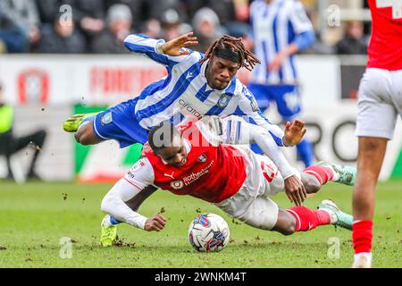 Rotherham, Großbritannien. März 2024. Sheffield Wednesday Forward Ike Ugbo (12) Kämpfe mit Tackles Rotherham United Defender Hakeem Odoffin (22) während des Rotherham United FC gegen Sheffield Wednesday FC SKY Bet EFL Championship Matches im Aesseal New York Stadium, Rotherham, England, Großbritannien am 2. März 2024 Credit: Every Second Media/Alamy Live News Stockfoto