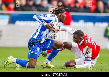 Rotherham, Großbritannien. März 2024. Sheffield Wednesday Stürmer Ike Ugbo (12) schnappt sich am 2. März 2024 den Ball von Rotherham United FC gegen Sheffield Wednesday FC SKY Bet EFL Championship im Aesseal New York Stadium, Rotherham, England, Großbritannien. Credit: Every Second Media/Alamy Live News Stockfoto