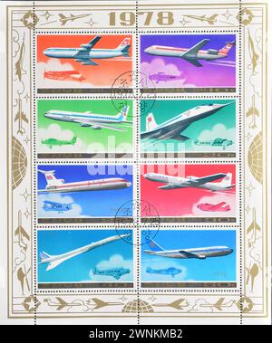 Block mit gestempelten Briefmarken, gedruckt von Nordkorea, die Verkehrsflugzeuge zeigen, um 1978. Stockfoto