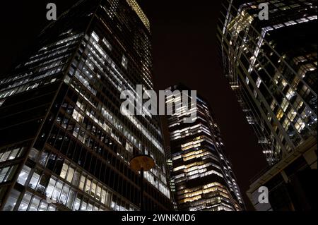 Eindrucksvolle abstrakte Architektur-Landschaft mit Wolkenkratzer-Büros, beleuchtet bei Nacht auf dem Bishopsgate in der Nähe der Liverpool Street in der City of London. Stockfoto