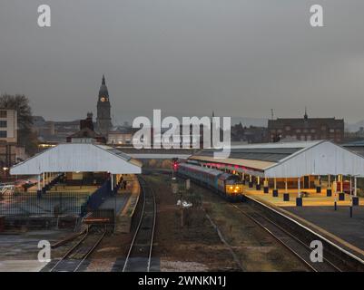 Direct Rail Services Lokomotive der Baureihe 47 47790 am Bahnhof Bolton mit einem Northern Rail Extrazug für den Manchester Weihnachtsmarkt Stockfoto